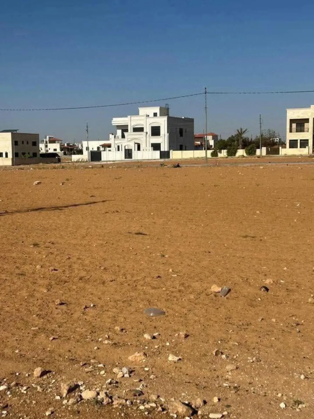 أرض سكنية للبيع في الطنيب – طريق المطار مقابل جامعة الإسراء