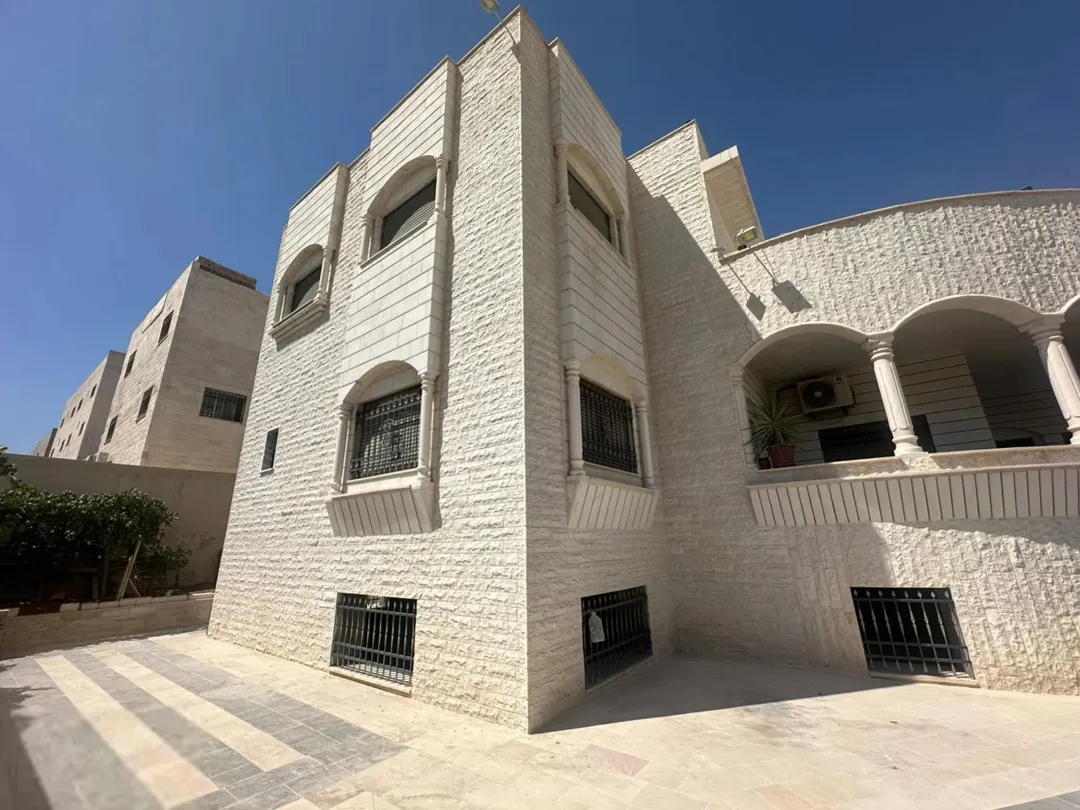 فيلا للبيع تسوية و ارضي ونصف طابق اول