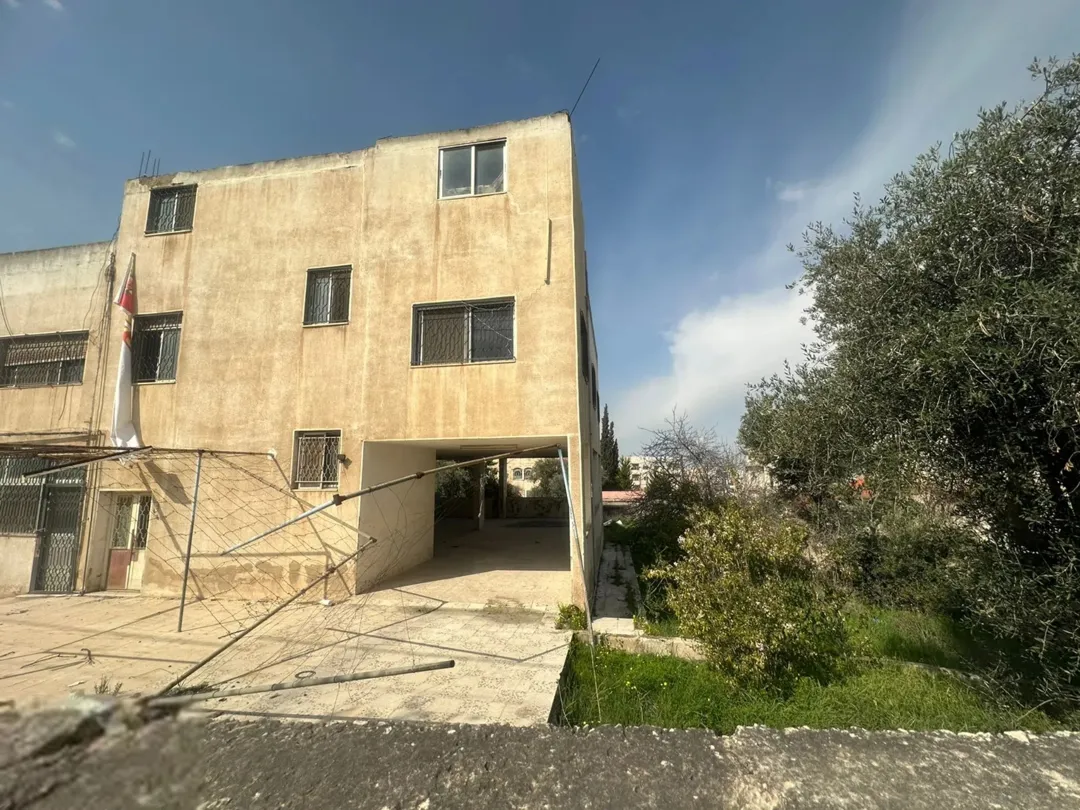 منزل مستقل طابقين للبيع في جبل الحسين قطعة أرض 1 دونم عمارة