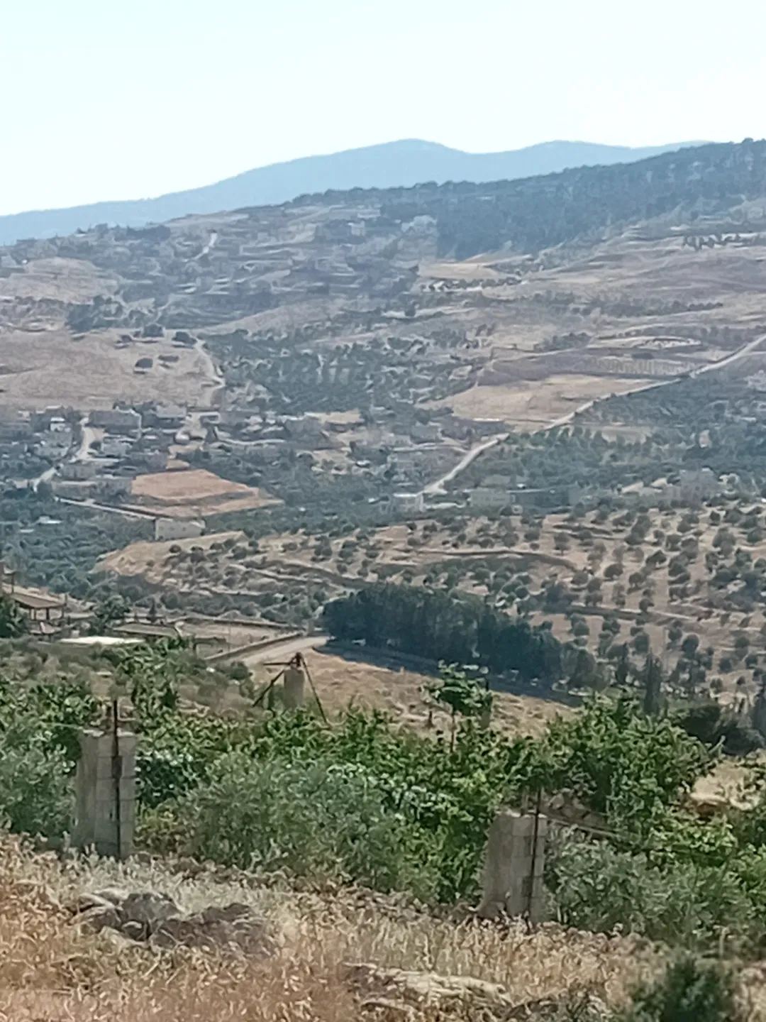 قطعة أرض مرتفعة بإطلالة بانورامية في أجمل مناطق جرش – منطقة الشاليهات والمزارع