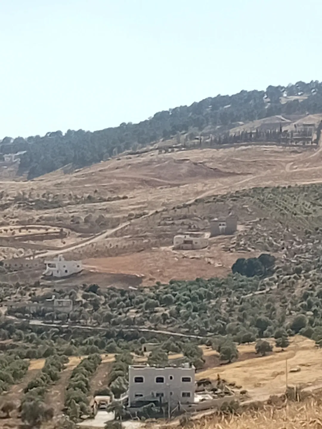 قطعة أرض مرتفعة بإطلالة بانورامية في أجمل مناطق جرش – منطقة الشاليهات والمزارع