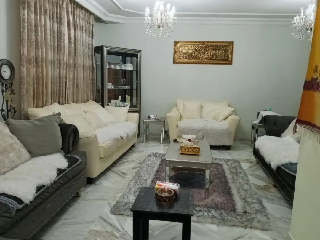شقة عائلية ساحرة مفروشة بذوق رفيع للإيجار السنوي – عمان الاردن | ID 716913