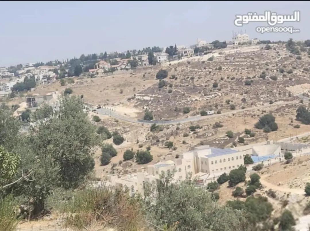أرض للبيع في دابوق بإطلالة ساحرة على حدائق الحسين