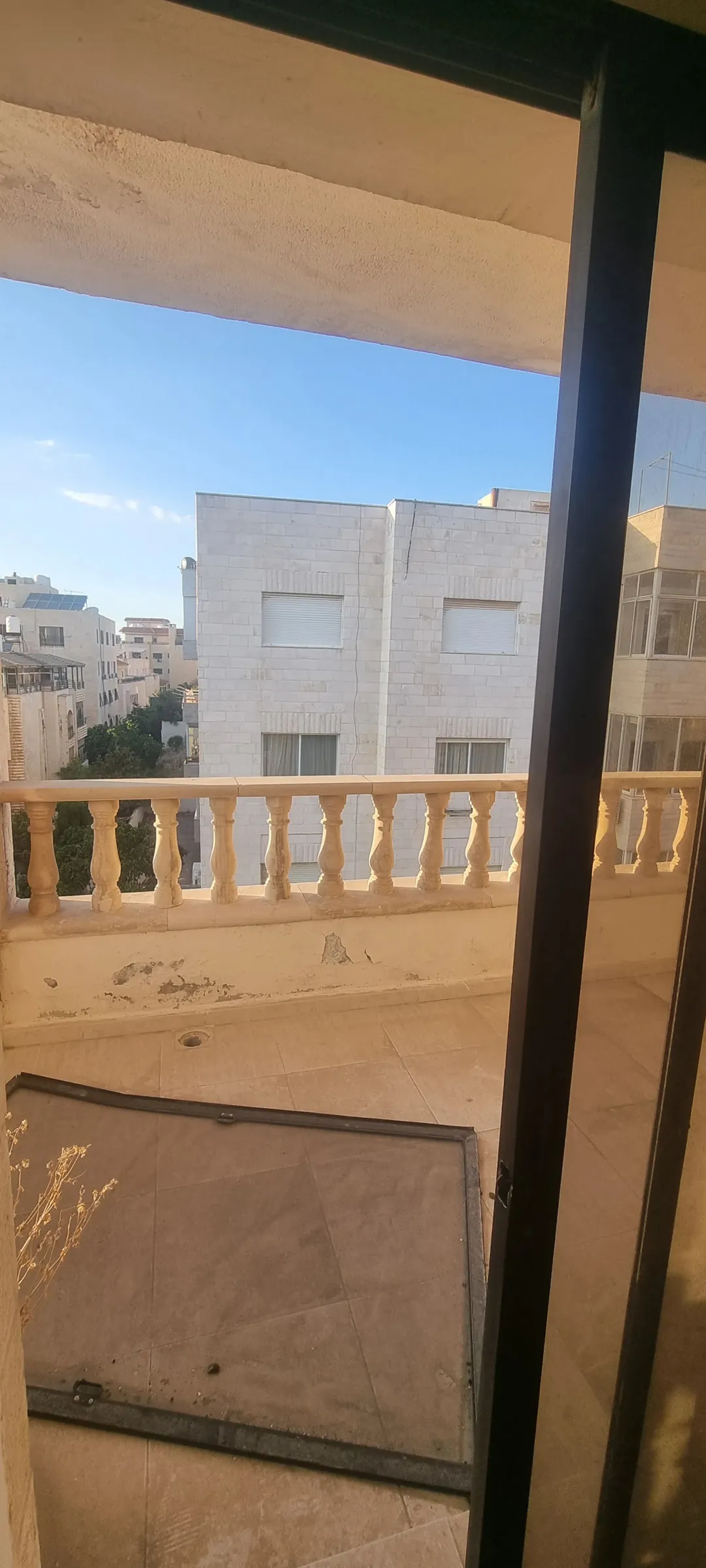 شقة راقية للبيع في منطقة أم اذينة