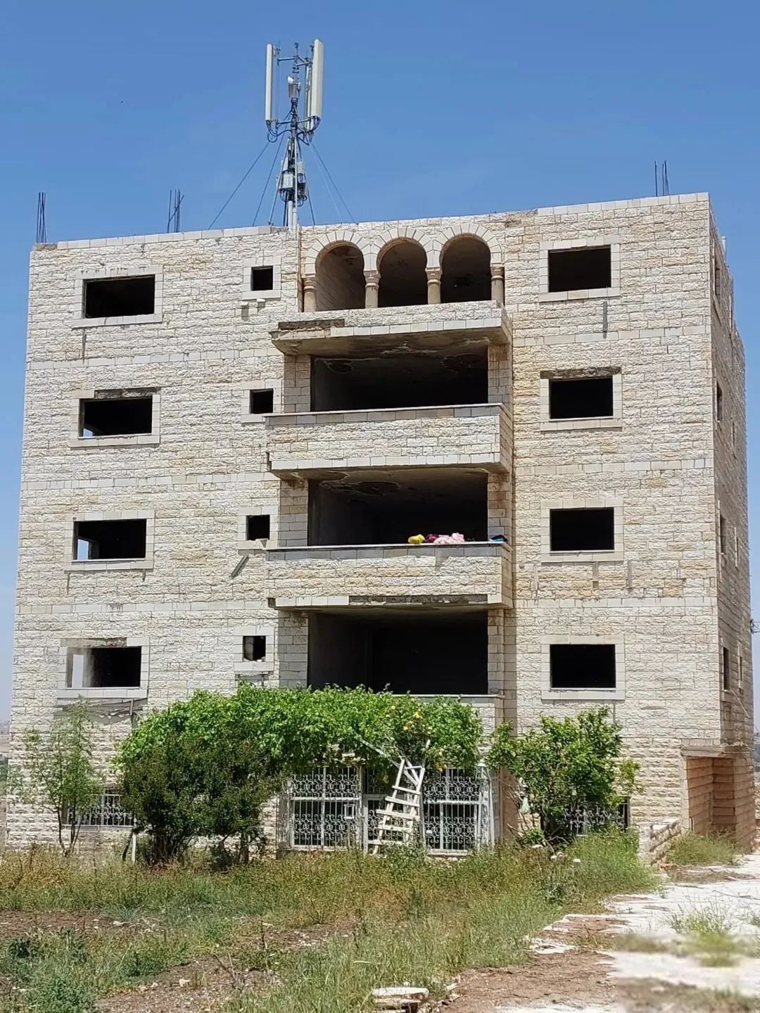 إعلان بيع عمارة مكونة من طابق تسوية و 4 طوابق
