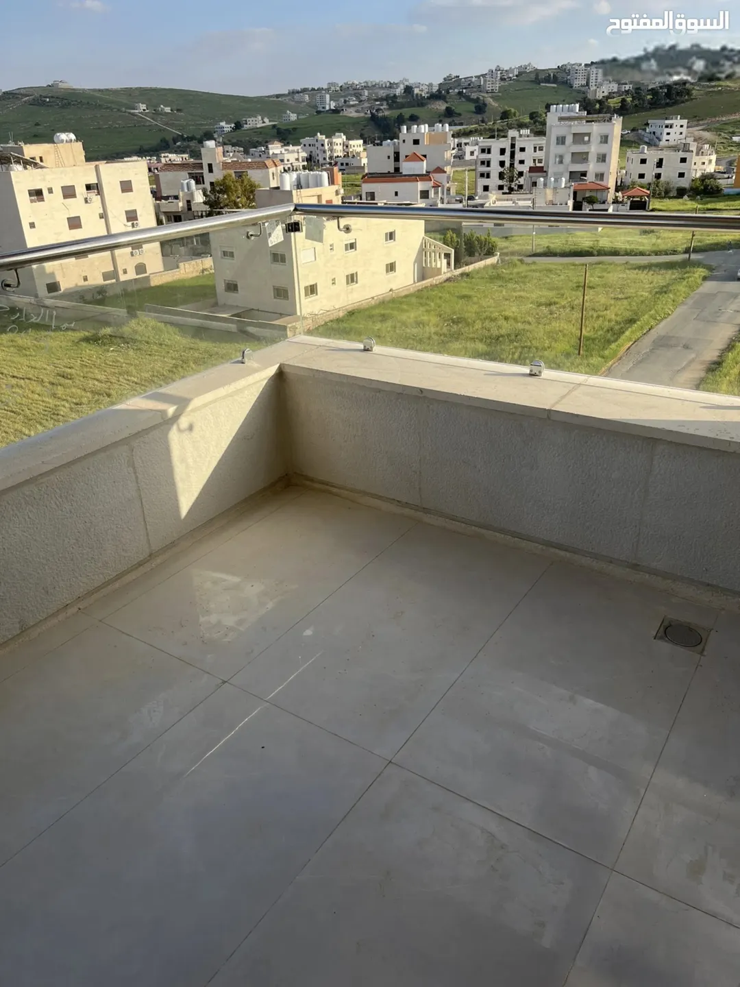 شقة اخير مع روف، مساحة 230م، 5 غرف نوم، ترس واسع، تأسيس تدفئة غاز، مرج الفرس، شفا بدران.