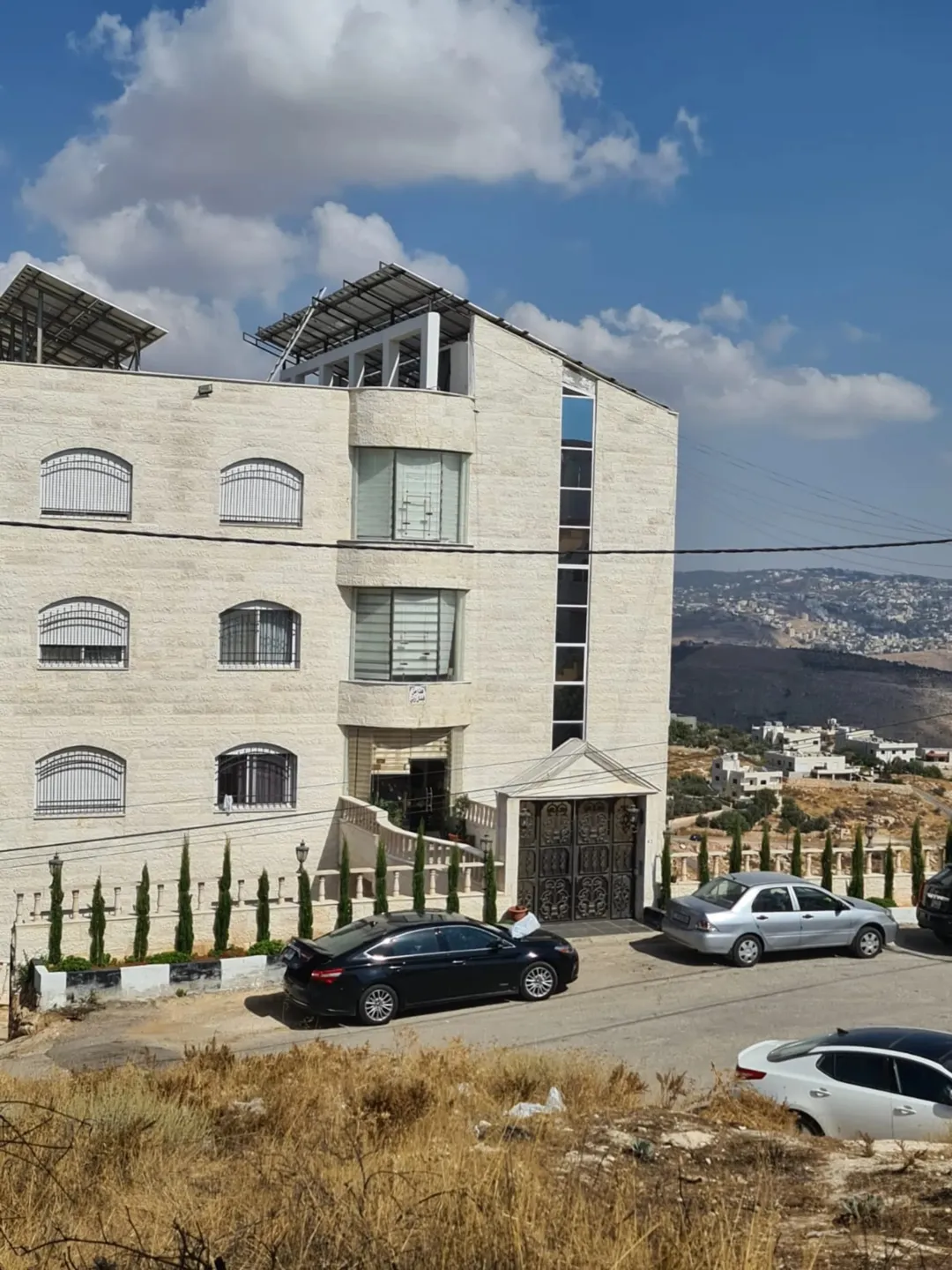 عمارة سكنية فاخرة للبيع في السلط – شارع الستين