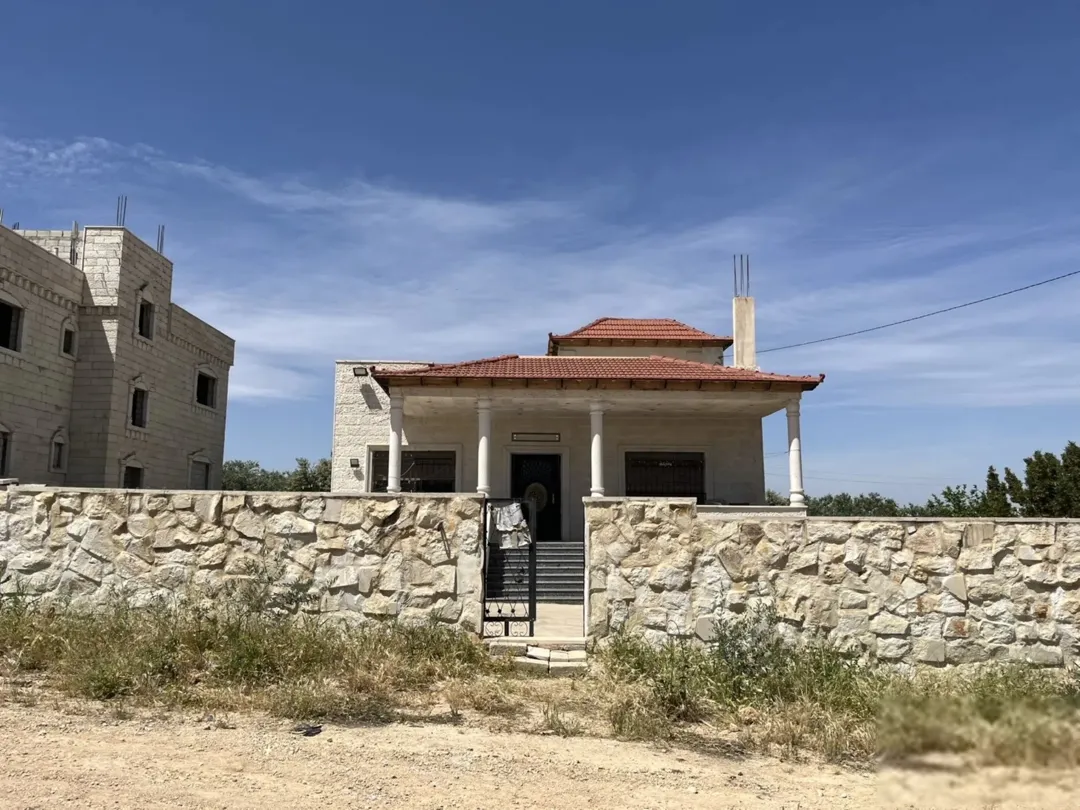 قطعة أرض وبيت مستقل
