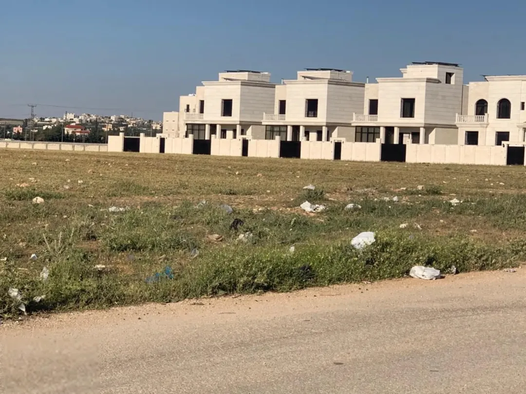قطعة أرض فاخرة في الطنيب قريبة من جامعة الشرق الأوسط