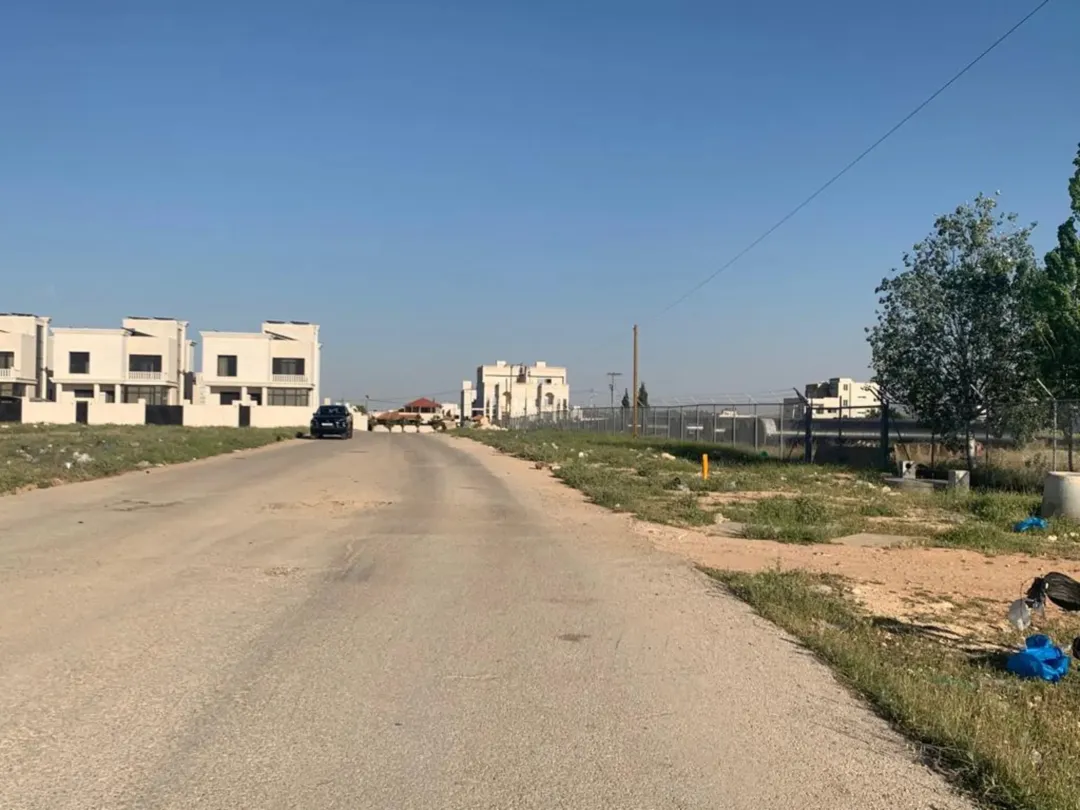 قطعة أرض فاخرة في الطنيب قريبة من جامعة الشرق الأوسط