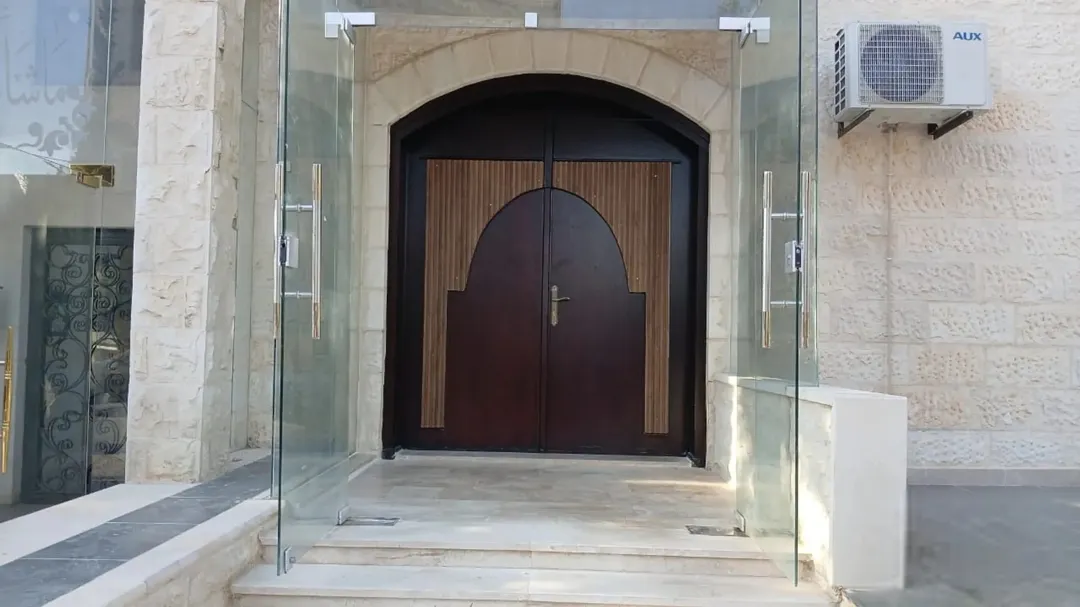 شقة دوبلكس فاخرة للإيجار في الشميساني، عمان – 360 متر مربع