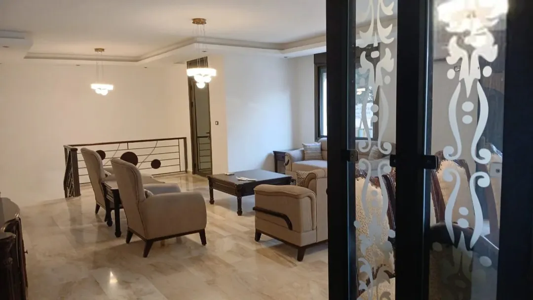 شقة دوبلكس فاخرة للإيجار في الشميساني، عمان – 360 متر مربع