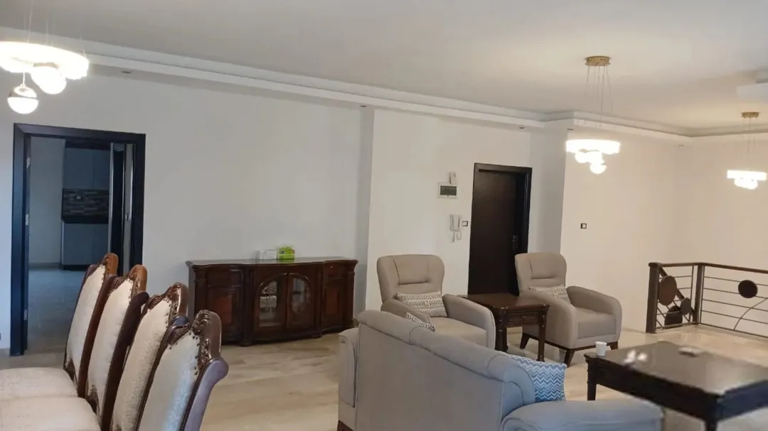 شقة دوبلكس فاخرة للإيجار في الشميساني، عمان – 360 متر مربع