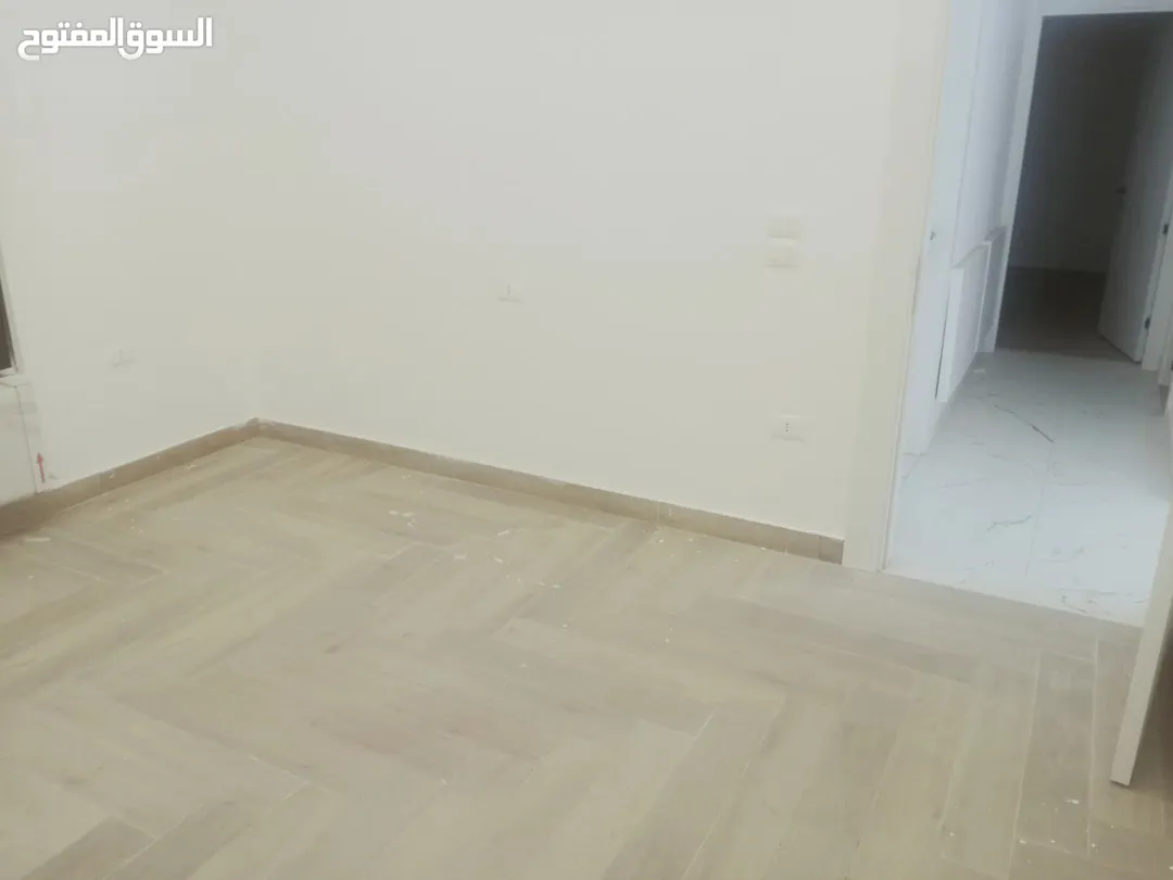 شقة دوبلكس فاخرة مع روف في الطابق الثالث