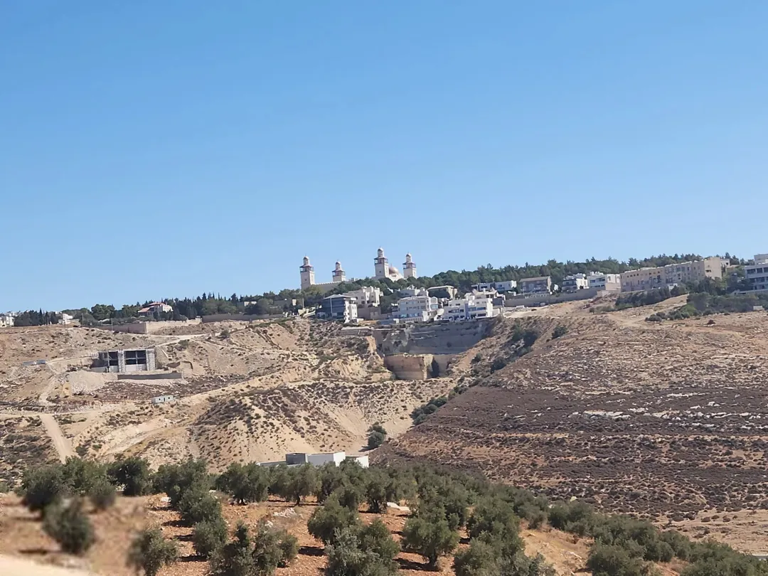 ارض للبيع في أجمل مناطق عمان الغربية بدر الجديده
