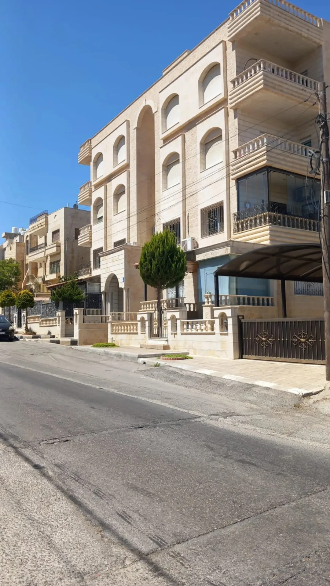 شقه في تلاع العلي مقابل مستشفى الجامعه تحت شارع احد مساحه 190 متر مع ترس خلفي 80 متر مع ساحه خلفيه