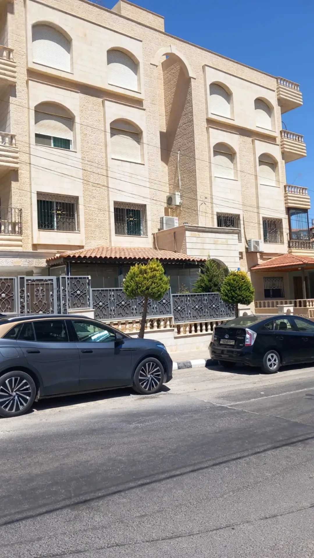 شقه في تلاع العلي مقابل مستشفى الجامعه تحت شارع احد مساحه 190 متر مع ترس خلفي 80 متر مع ساحه خلفيه