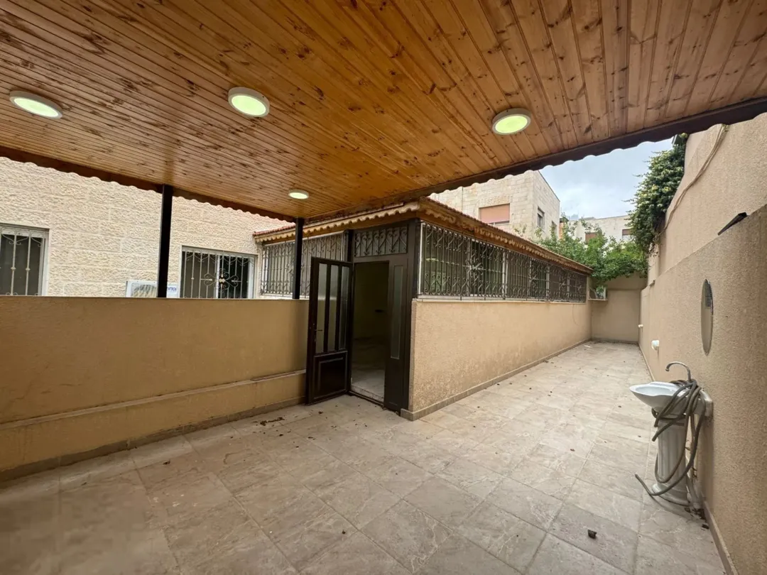 شقه في تلاع العلي مقابل مستشفى الجامعه تحت شارع احد مساحه 190 متر مع ترس خلفي 80 متر مع ساحه خلفيه