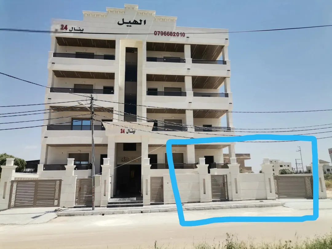 شقه مدخل خاص وساحة 202م طابق أرضي غربيه للبيع على شارع البتراء مقابل بيت البن البرازيلي