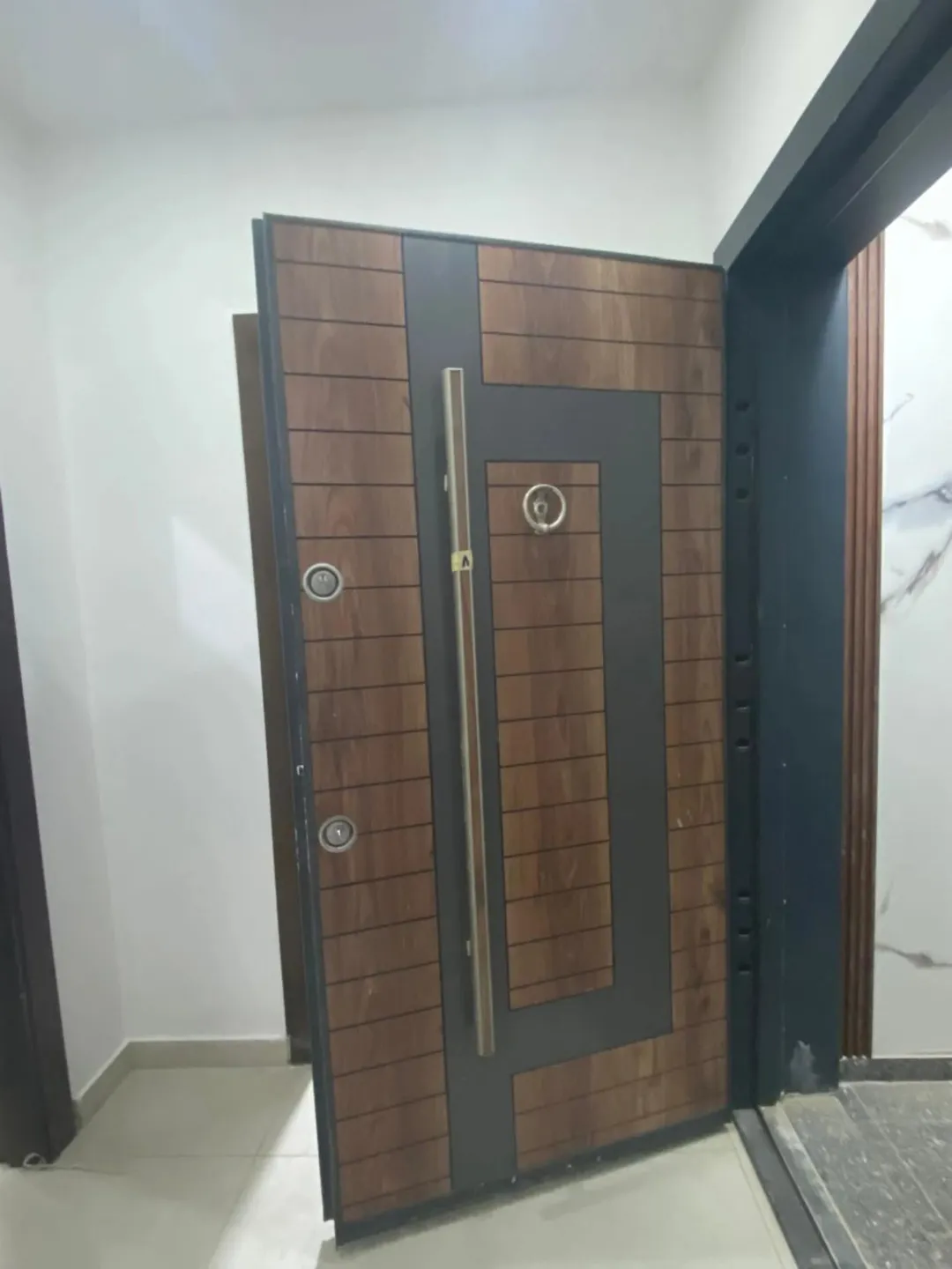 شقة دوبلكس فاخرة في مادبا – طابق ثالث مع روف مميز