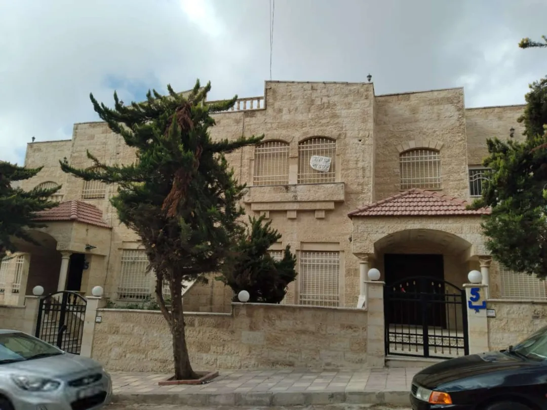 فيلا متلاصقة ديلوكس في الجبيهة نظام أمريكي غير مفروشة للإيجار