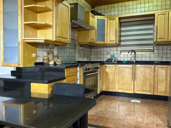 روف فخم مفروش للإيجار في قلب الجندويل | ID 739074