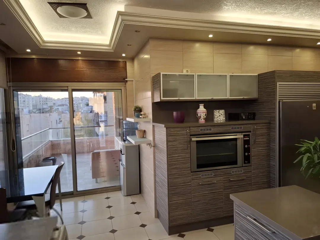 شقة ط3 في تلاع العلي قرب مطعم ورد مساحة 284 م مع روف وترسات واسعة