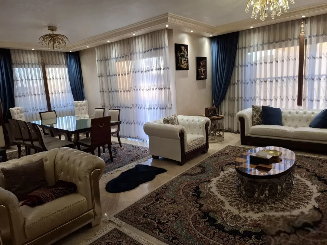 شقة ط3 في تلاع العلي قرب مطعم ورد مساحة 284 م مع روف وترسات واسعة