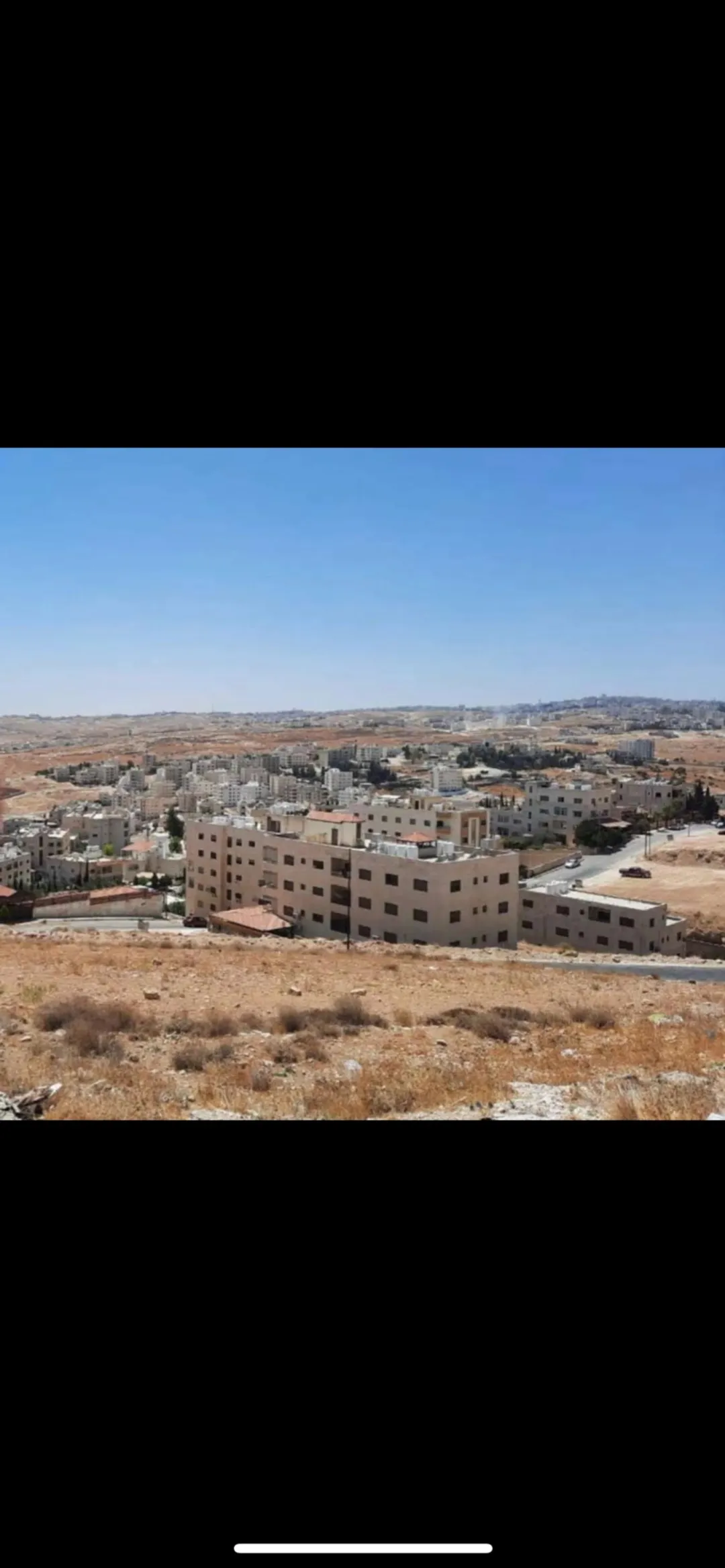 قطعة أرض سكنية فاخرة للبيع مساحتها 1639 مترًا مربعًا تطل على شارع الاردن مباشرة