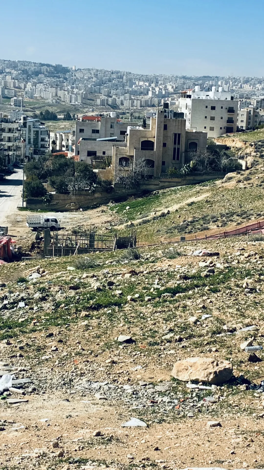 قطعة أرض سكنية فاخرة للبيع مساحتها 1639 مترًا مربعًا تطل على شارع الاردن مباشرة