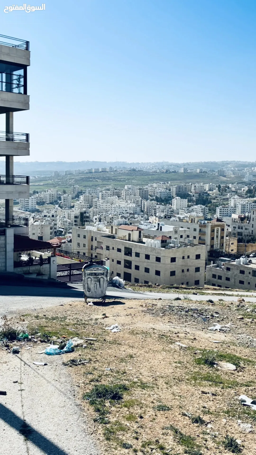 قطعة أرض سكنية فاخرة للبيع مساحتها 1639 مترًا مربعًا تطل على شارع الاردن مباشرة
