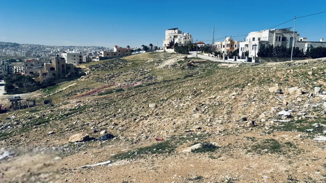 قطعة أرض سكنية فاخرة للبيع مساحتها 1639 مترًا مربعًا تطل على شارع الاردن مباشرة