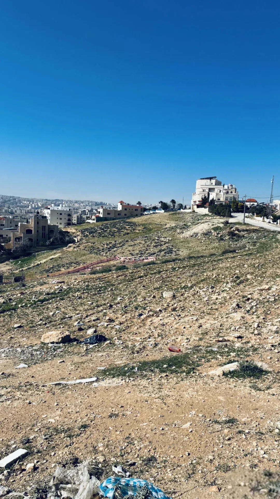 قطعة أرض سكنية فاخرة للبيع مساحتها 1639 مترًا مربعًا تطل على شارع الاردن مباشرة