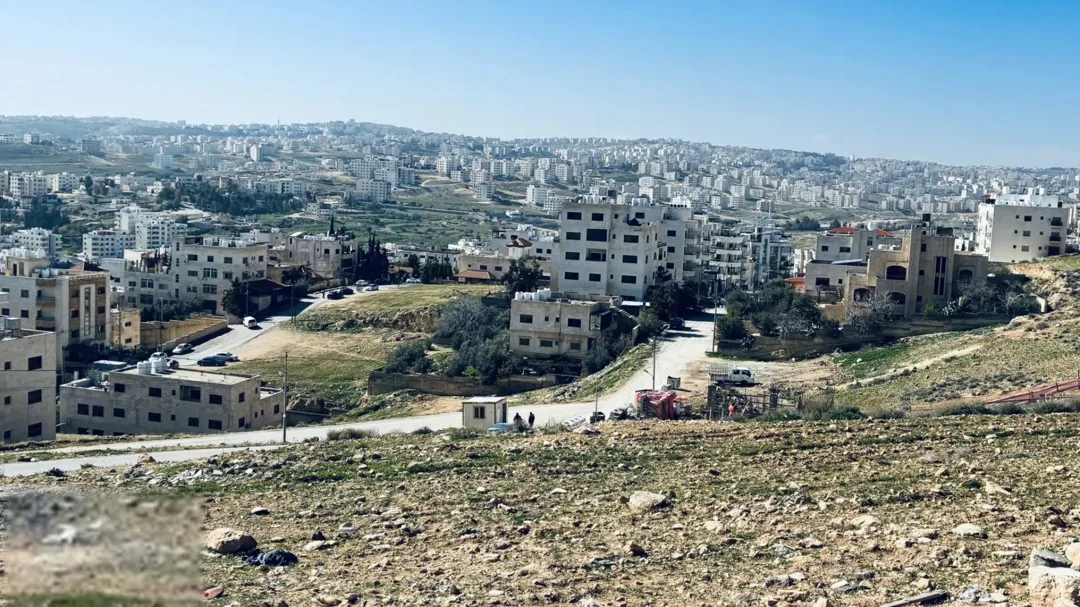 قطعة أرض سكنية فاخرة للبيع مساحتها 1639 مترًا مربعًا تطل على شارع الاردن مباشرة