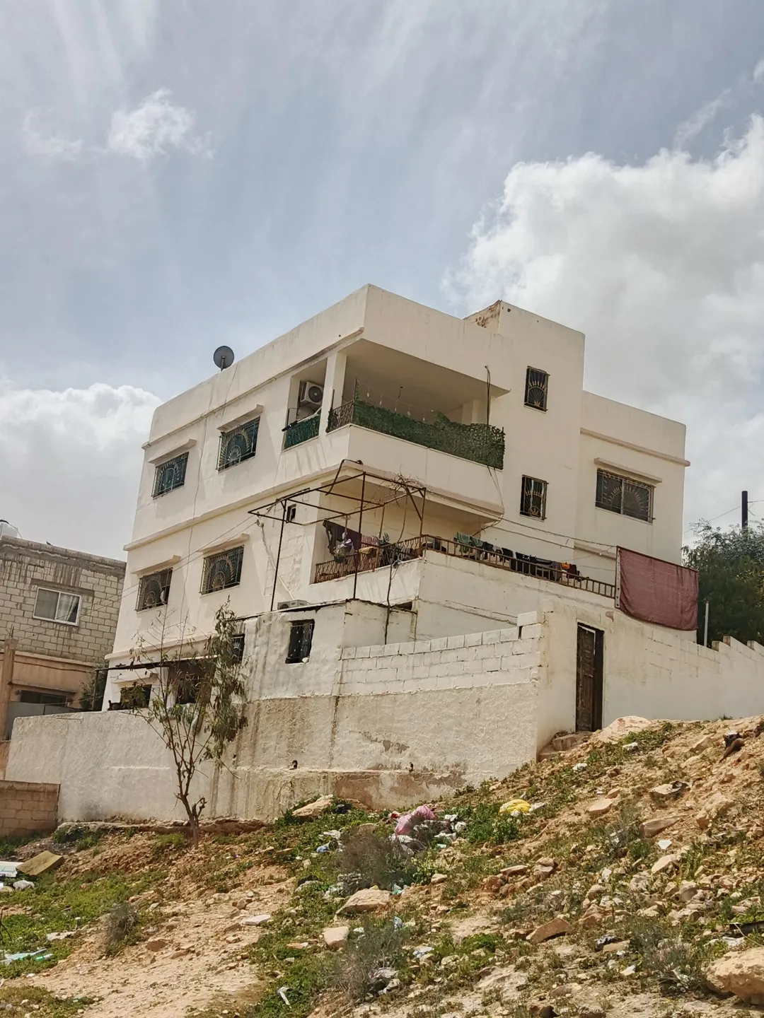 ابو محمد منزل يتكون من 3 طوابق 4 شقق مساحة العمار 450 متر على أرض 360 متر عمر العمار 10 سنين مدخ