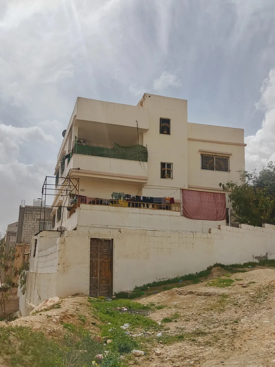 ابو محمد منزل يتكون من 3 طوابق 4 شقق مساحة العمار 450 متر على أرض 360 متر عمر العمار 10 سنين مدخ