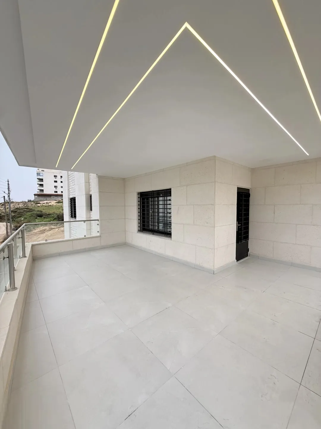 طابق اخير مع روف من شركة حسام الجمزاوي للإسكان مساحه 360متر متوفر 310متر شقه للبيع مميزه