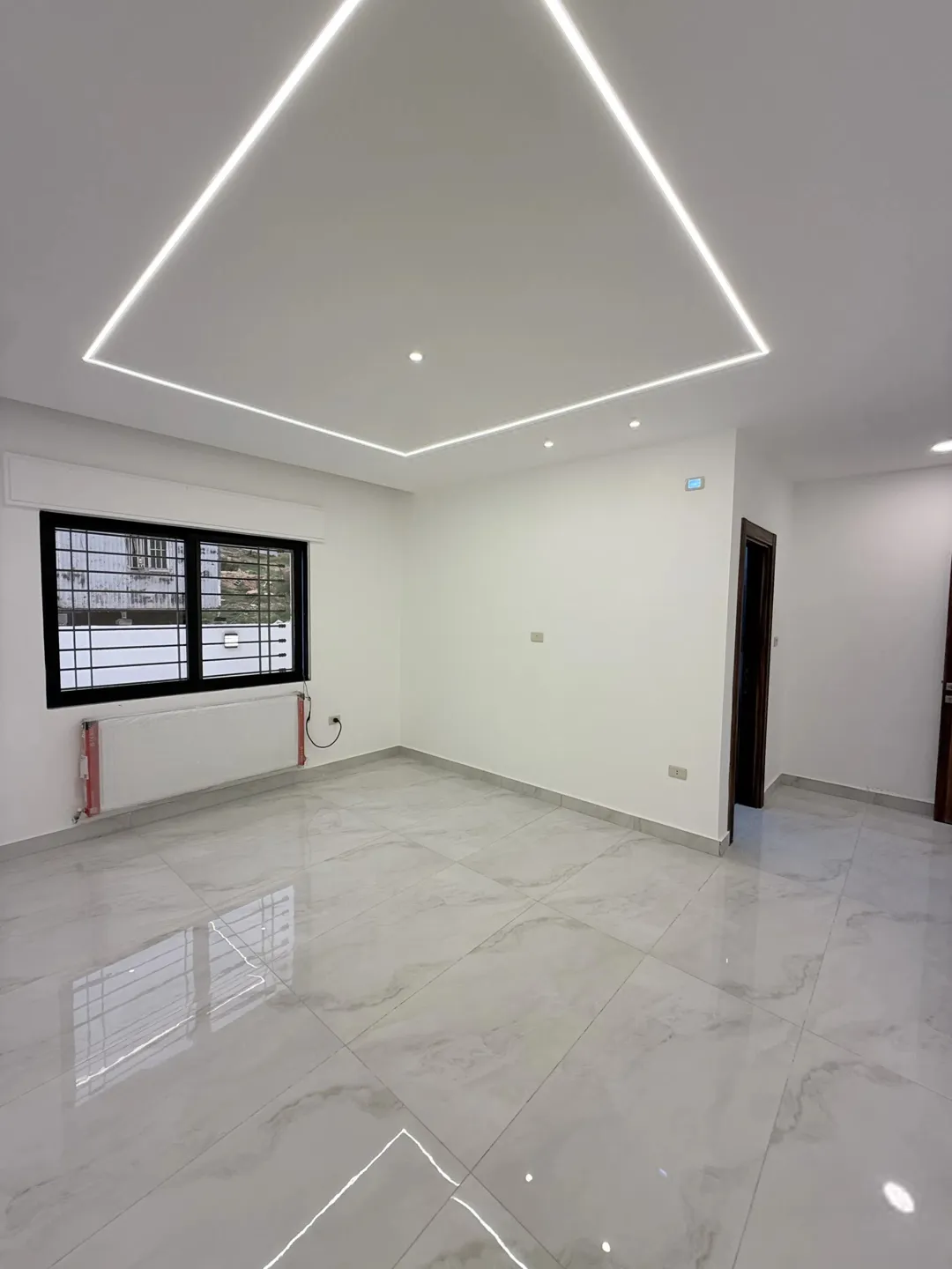 طابق اخير مع روف من شركة حسام الجمزاوي للإسكان مساحه 360متر متوفر 310متر شقه للبيع مميزه