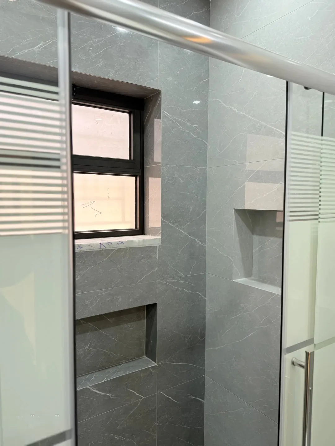 طابق اخير مع روف من شركة حسام الجمزاوي للإسكان مساحه 360متر متوفر 310متر شقه للبيع مميزه
