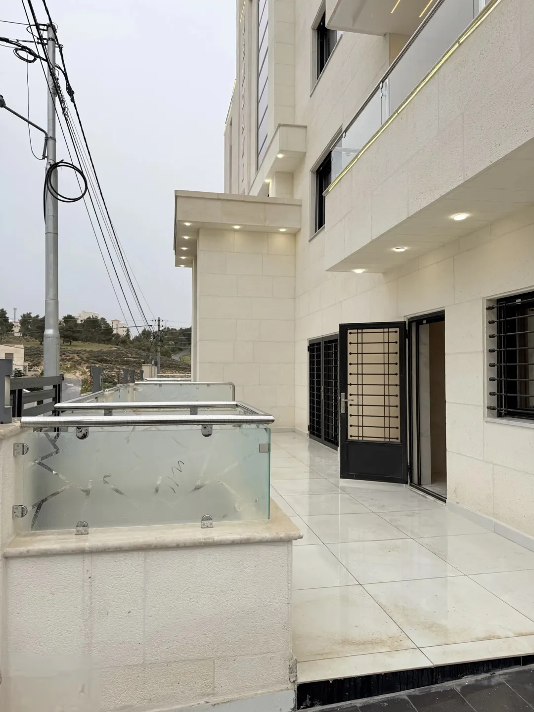 طابق اخير مع روف من شركة حسام الجمزاوي للإسكان مساحه 360متر متوفر 310متر شقه للبيع مميزه