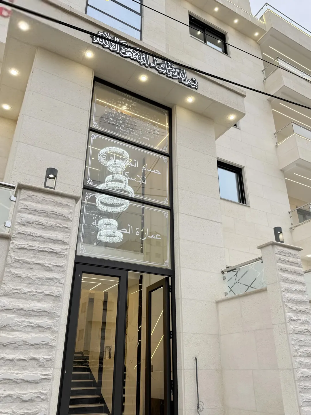طابق اخير مع روف من شركة حسام الجمزاوي للإسكان مساحه 360متر متوفر 310متر شقه للبيع مميزه