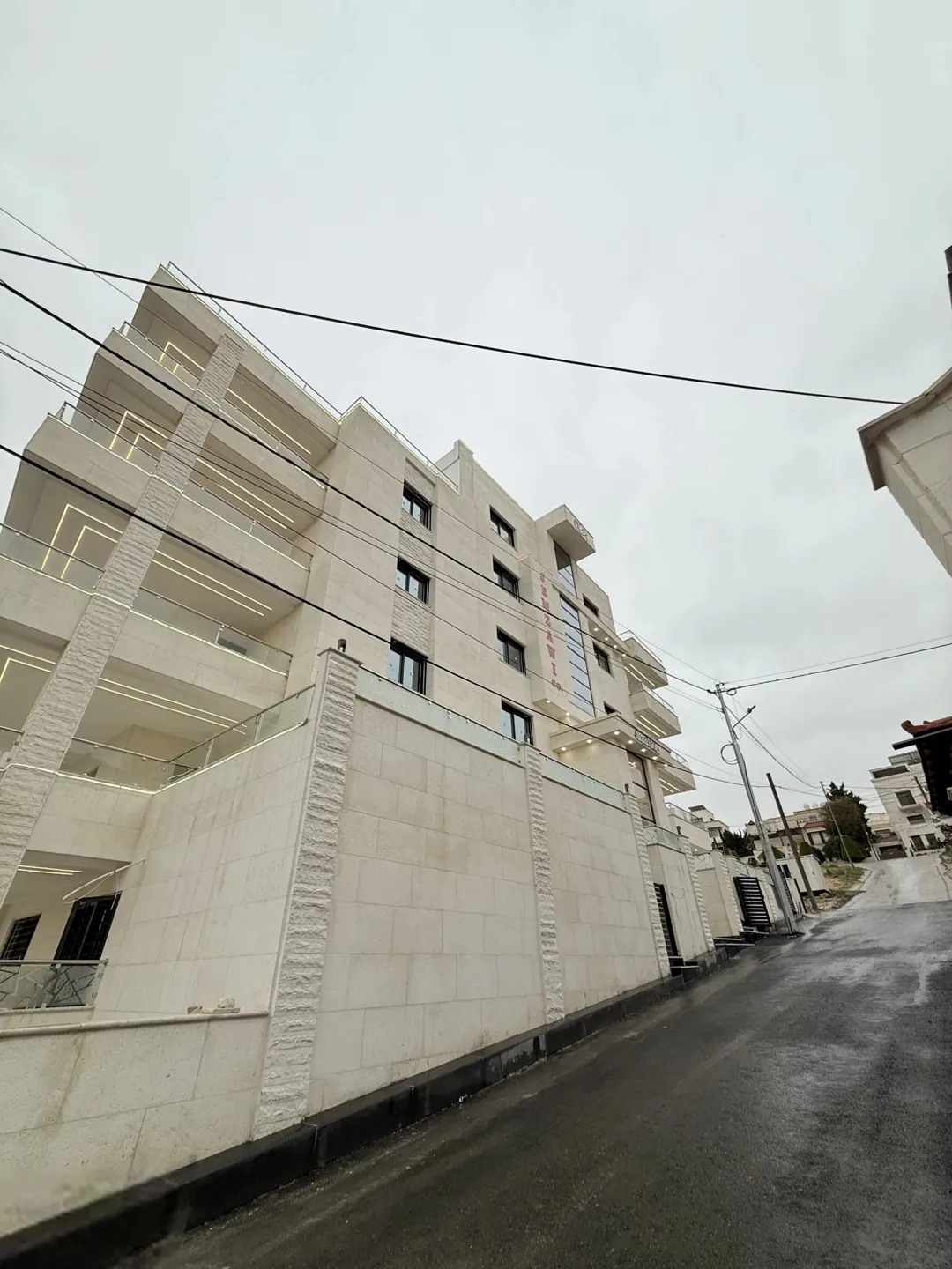 طابق اخير مع روف من شركة حسام الجمزاوي للإسكان مساحه 360متر متوفر 310متر شقه للبيع مميزه