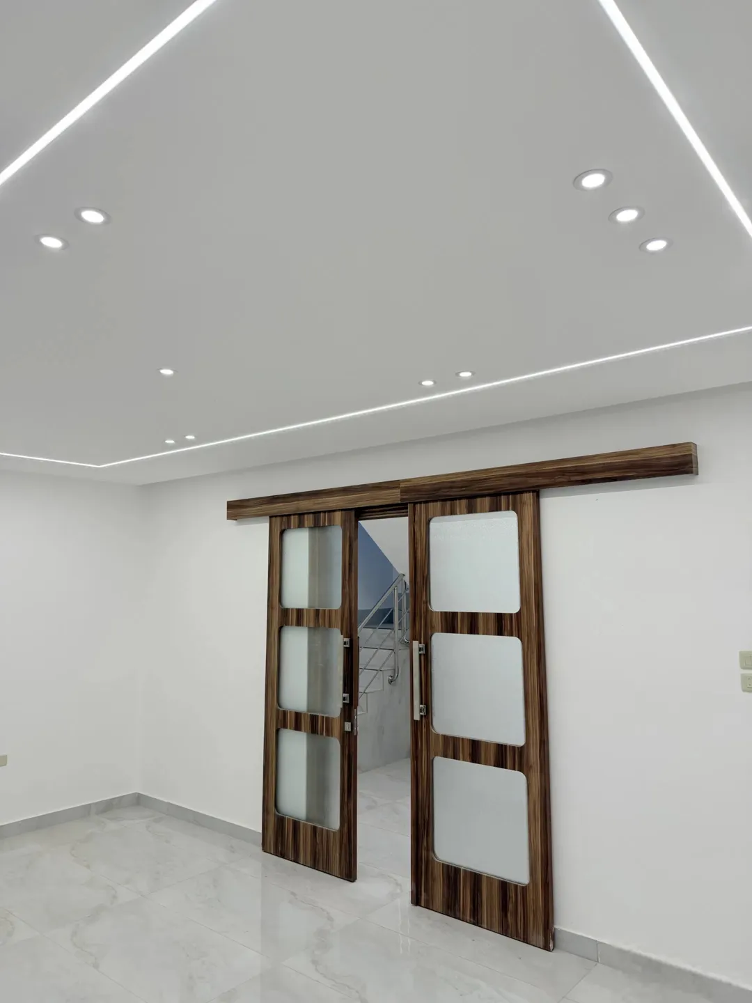طابق اخير مع روف من شركة حسام الجمزاوي للإسكان مساحه 360متر متوفر 310متر شقه للبيع مميزه