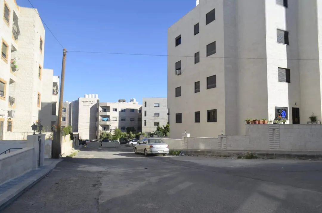 شقة فاخرة للبيع في موقع متميز بالهاشمي الشمالي
