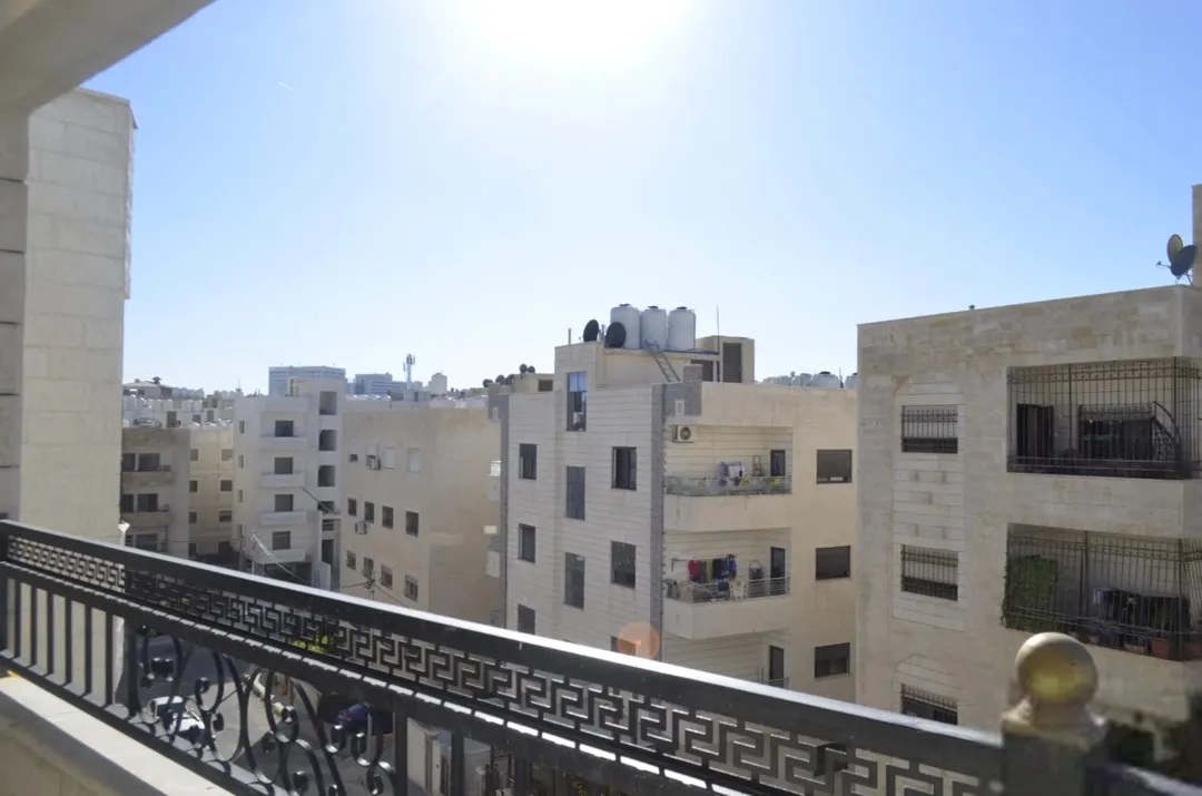 شقة فاخرة للبيع في موقع متميز بالهاشمي الشمالي