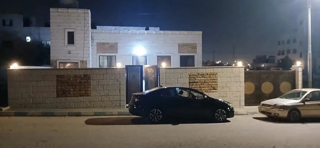 بيت مستقل للبيع في ضاحية الأميرة إيمان