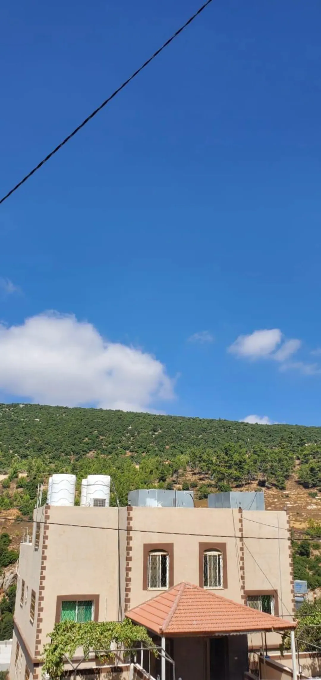 منزل للبيع على مساحة 755 متر مربع في الاردن بمحافظة عجلون منطقة عين جنا ومطل على قلعة عجلون