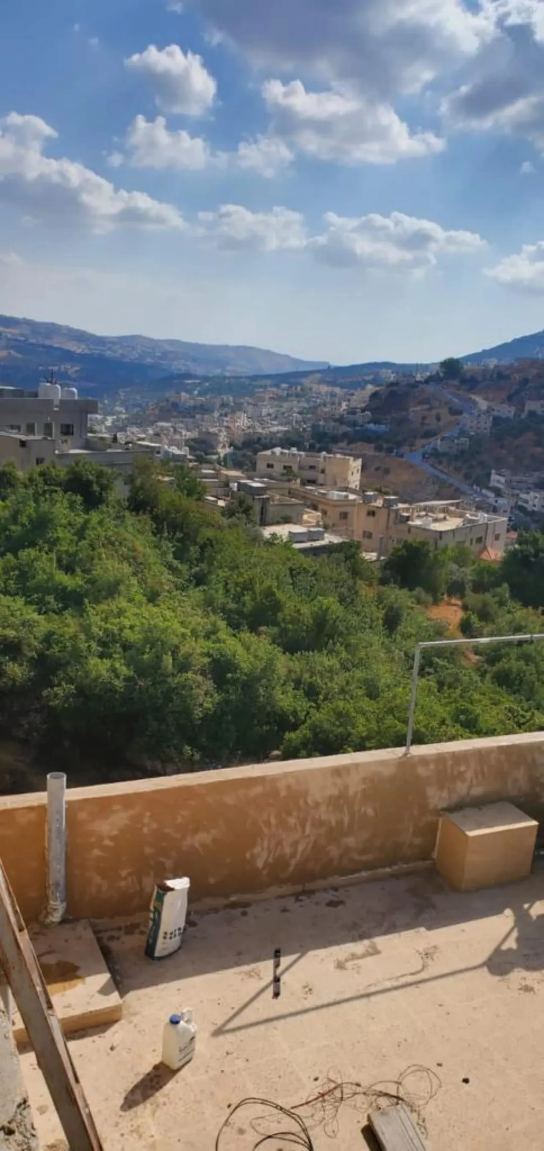 منزل للبيع على مساحة 755 متر مربع في الاردن بمحافظة عجلون منطقة عين جنا ومطل على قلعة عجلون
