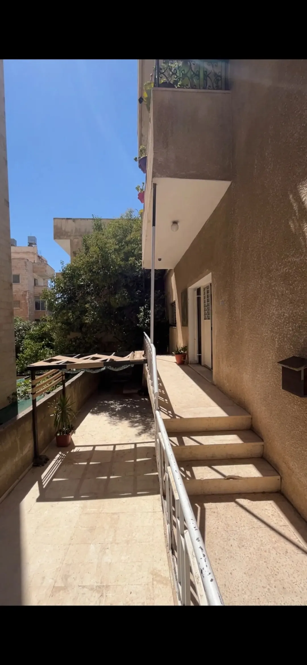شقة للبيع في صويلح موقع متميز بالقرب من مدارس النمو التربوي