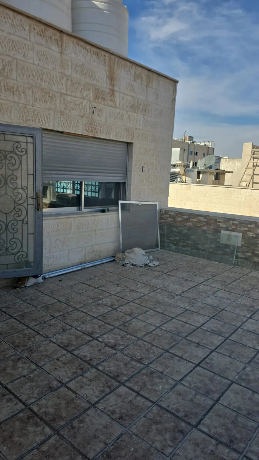 شقة للبيع في عمان – شارع المدينة المنورة مع روف خاص